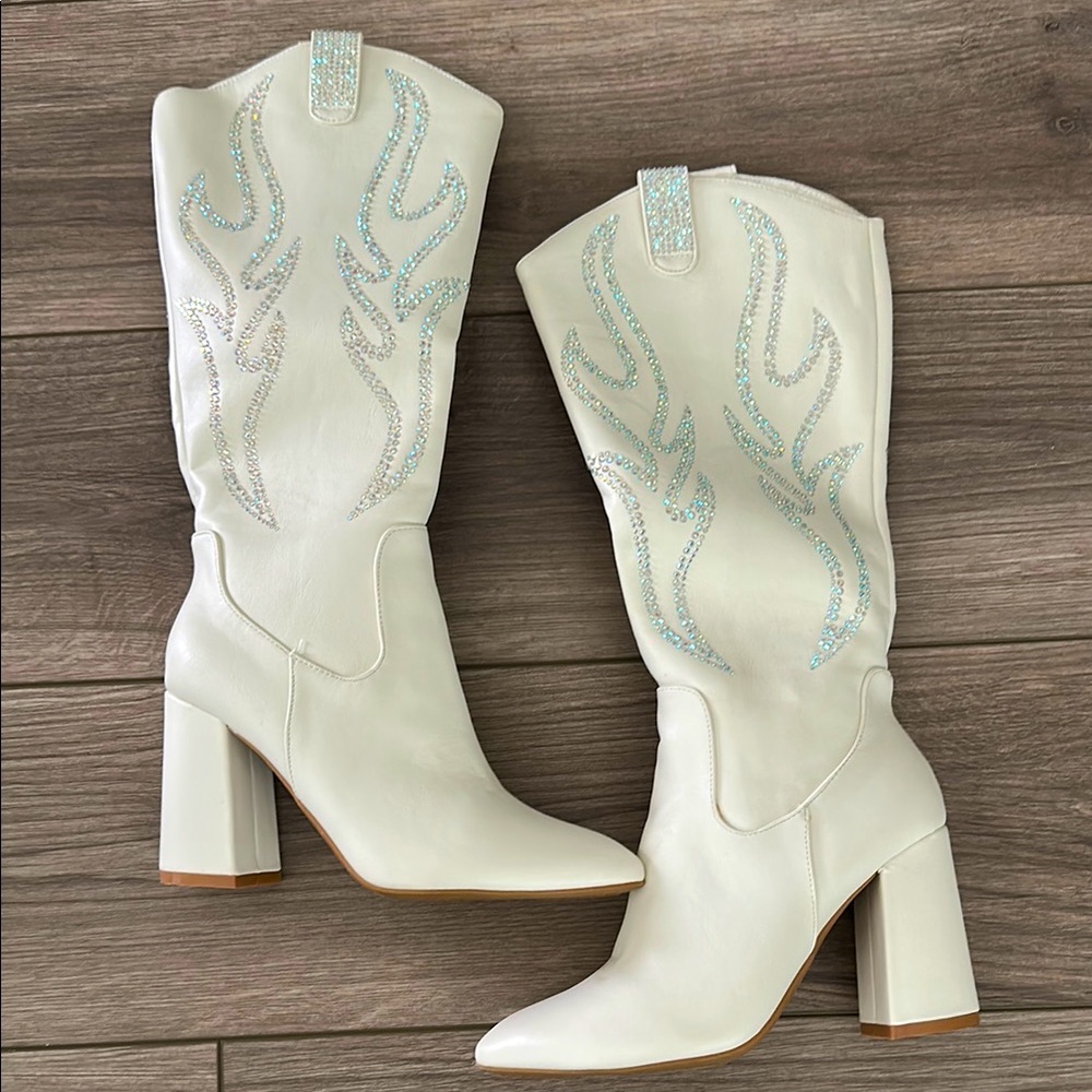 Bedazzled cowgirl boots 🤍